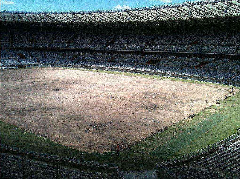 Segue a troca de gramado do Mineiro para a temporada de 2015  (Fotos de 26/12/2014)