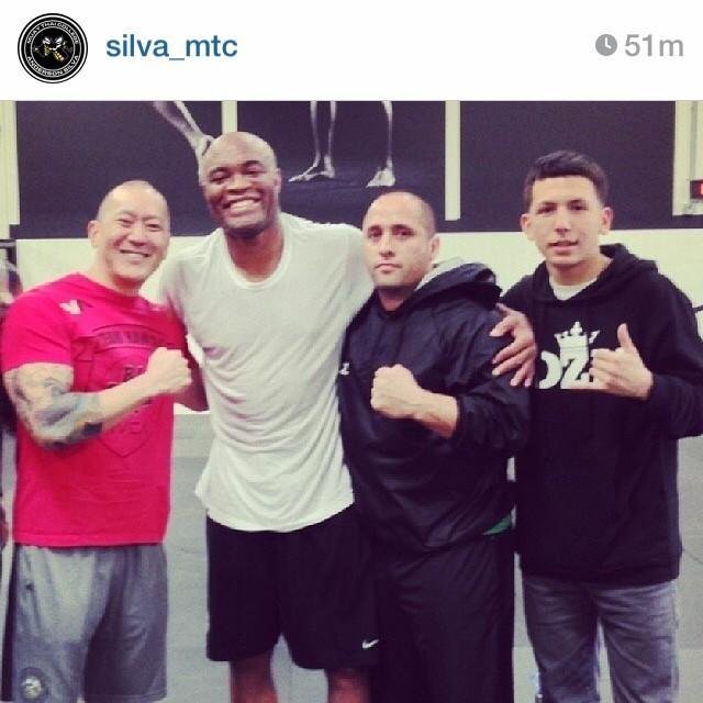 Em fevereiro, Anderson, ao lado da famlia, iniciou a fisioterapia e retornou aos treinos