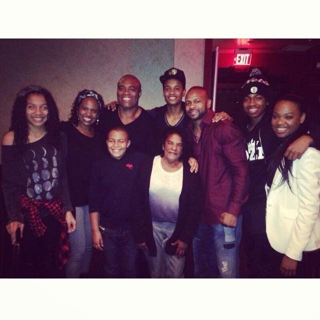 Em fevereiro, Anderson, ao lado da famlia, iniciou a fisioterapia e retornou aos treinos