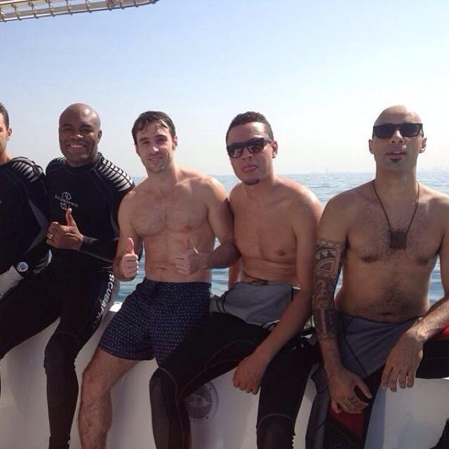 Em fevereiro, Anderson, ao lado da famlia, iniciou a fisioterapia e retornou aos treinos