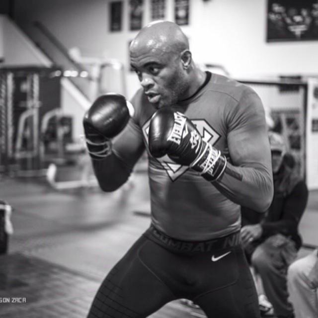 Em maro, o Spider voltou a dar os primeiros chutes com a perna lesionada. Fora dos treinos, o lutador participou de campanhas fotogrficas, programas e palestras