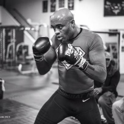 Em março, o Spider voltou a dar os primeiros chutes com a perna lesionada. Fora dos treinos, o lutador participou de campanhas fotográficas, programas e palestras