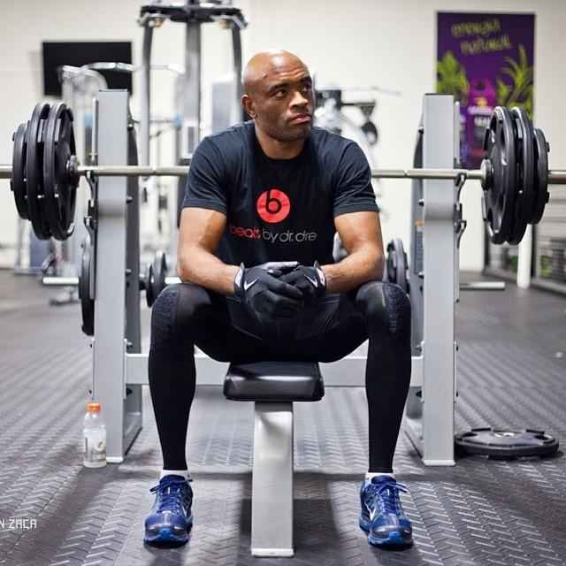 Em abril, Anderson publicou diversos vdeos de seu treinamento. A vida social foi agitada, com capa de revista no Brasil