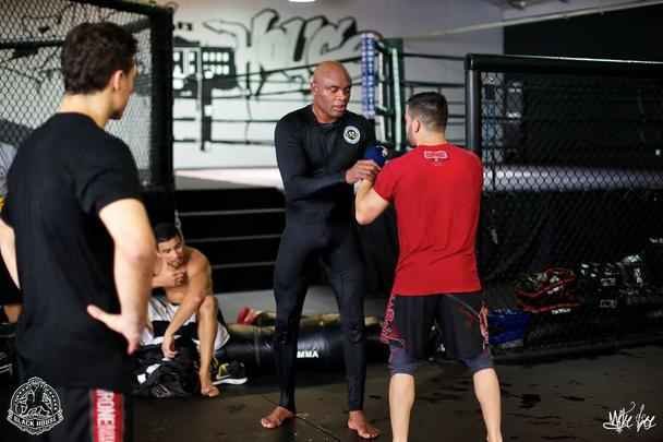 No fim de julho, Anderson teve retorno confirmado contra Nick Diaz. O mês de agosto serviu para acelerar a preparação. O sorriso estava de volta ao rosto do lutador