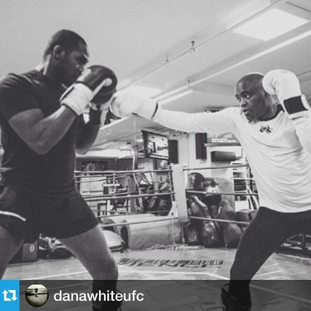 Em outubro e novembro Anderson vivenciou as entrevistas coletivas. No Brasil, uma enxurrada de perguntas. Nos Estados Unidos, um evento marcante com vrias estrelas do UFC. Deu tempo ainda para um sparring com Jon Jones, maior nome do Ultimate na atualidade