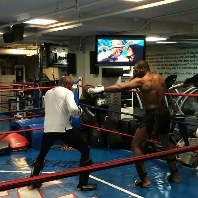 Em outubro e novembro Anderson vivenciou as entrevistas coletivas. No Brasil, uma enxurrada de perguntas. Nos Estados Unidos, um evento marcante com vrias estrelas do UFC. Deu tempo ainda para um sparring com Jon Jones, maior nome do Ultimate na atualidade