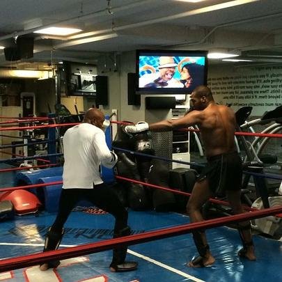 Em outubro e novembro Anderson vivenciou as entrevistas coletivas. No Brasil, uma enxurrada de perguntas. Nos Estados Unidos, um evento marcante com várias estrelas do UFC. Deu tempo ainda para um sparring com Jon Jones, maior nome do Ultimate na atualidade