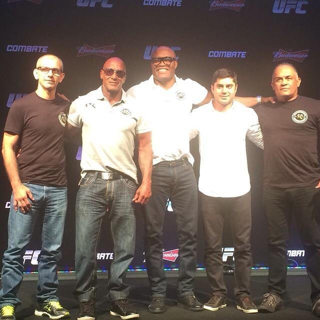 Em outubro e novembro Anderson vivenciou as entrevistas coletivas. No Brasil, uma enxurrada de perguntas. Nos Estados Unidos, um evento marcante com vrias estrelas do UFC. Deu tempo ainda para um sparring com Jon Jones, maior nome do Ultimate na atualidade