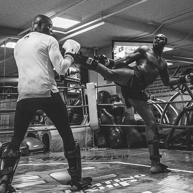 Em outubro e novembro Anderson vivenciou as entrevistas coletivas. No Brasil, uma enxurrada de perguntas. Nos Estados Unidos, um evento marcante com vrias estrelas do UFC. Deu tempo ainda para um sparring com Jon Jones, maior nome do Ultimate na atualidade