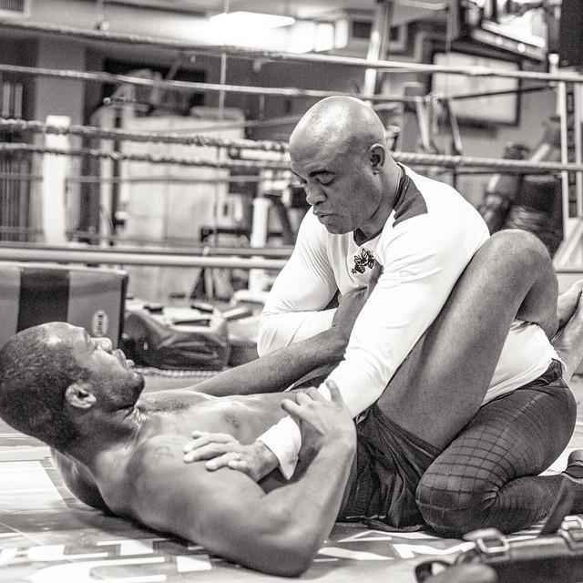 Em outubro e novembro Anderson vivenciou as entrevistas coletivas. No Brasil, uma enxurrada de perguntas. Nos Estados Unidos, um evento marcante com vrias estrelas do UFC. Deu tempo ainda para um sparring com Jon Jones, maior nome do Ultimate na atualidade