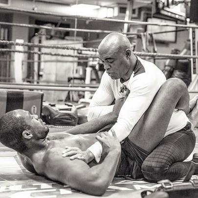 Em outubro e novembro Anderson vivenciou as entrevistas coletivas. No Brasil, uma enxurrada de perguntas. Nos Estados Unidos, um evento marcante com várias estrelas do UFC. Deu tempo ainda para um sparring com Jon Jones, maior nome do Ultimate na atualidade