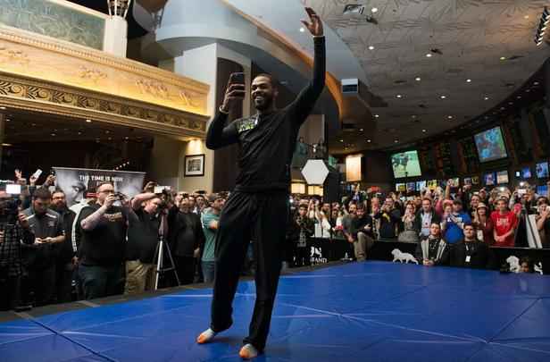 Imagens do treino aberto do UFC 182 em Las Vegas - Jon Jones faz selfie em treino