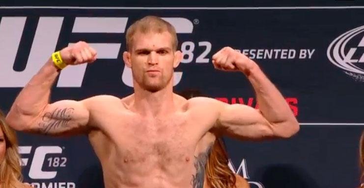 Confira as imagens da pesagem do UFC 182 - Evan Dunham 