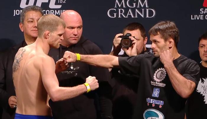 Confira as imagens da pesagem do UFC 182 - Evan Dunham x Rodrigo Damm