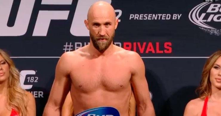 Confira as imagens da pesagem do UFC 182 - Josh Burkman