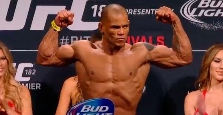 Confira as imagens da pesagem do UFC 182 - Hector Lombard