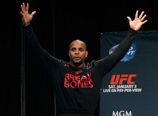 Confira as imagens da pesagem do UFC 182 - Daniel Cormier