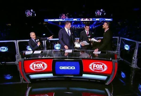 Em transmisso oficial do UFC, com reprter Jon Anik, ex-lutador Brian Stann e peso galo Dominick Cruz, o novo astro da companhia, CM Punk, chegou de surpresa ao local para assistir o evento