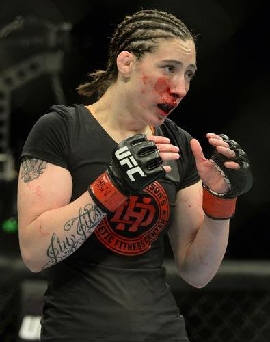 Marion Reneau (roupa vermelha) venceu Alexis Dufresne por deciso unnime