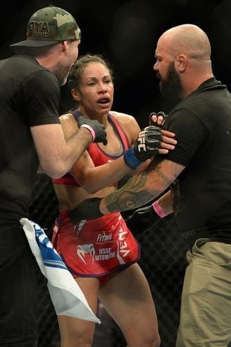 Marion Reneau (roupa vermelha) venceu Alexis Dufresne por deciso unnime