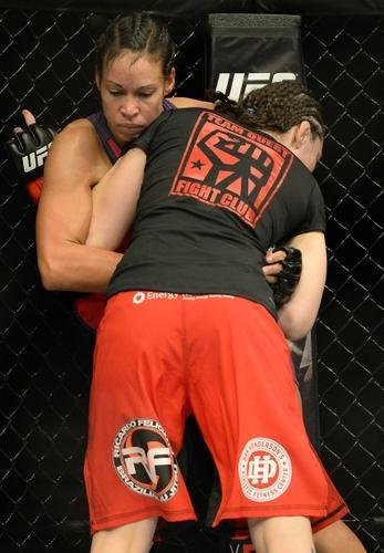 Marion Reneau (roupa vermelha) venceu Alexis Dufresne por deciso unnime