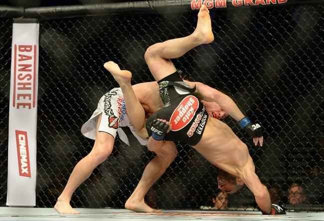 Omari Akhmedov (bermuda preta e luvas vermelhas) venceu Matts Nilsson por deciso unnime