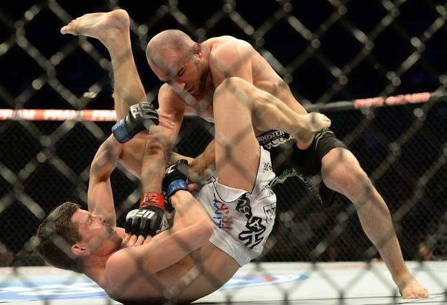 Omari Akhmedov (bermuda preta e luvas vermelhas) venceu Matts Nilsson por deciso unnime