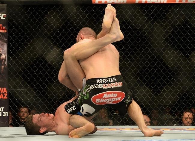 Omari Akhmedov (bermuda preta e luvas vermelhas) venceu Matts Nilsson por deciso unnime