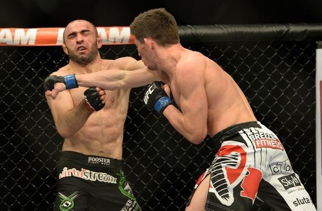 Omari Akhmedov (bermuda preta e luvas vermelhas) venceu Matts Nilsson por deciso unnime