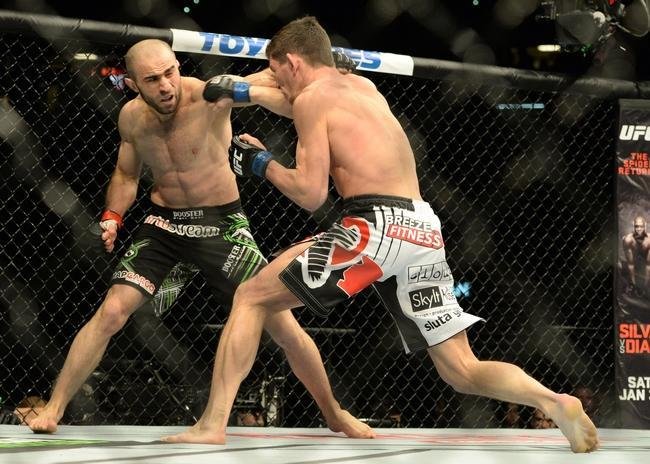 Omari Akhmedov (bermuda preta e luvas vermelhas) venceu Matts Nilsson por deciso unnime