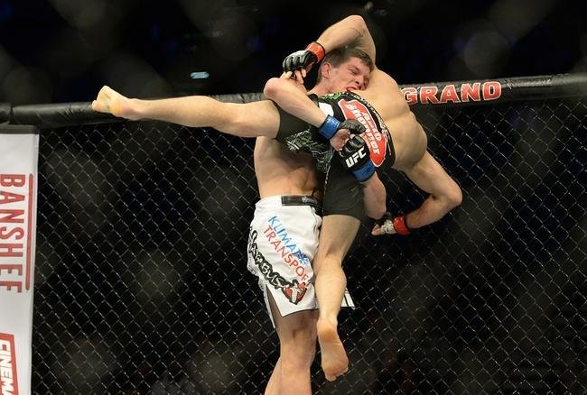 Omari Akhmedov (bermuda preta e luvas vermelhas) venceu Matts Nilsson por deciso unnime