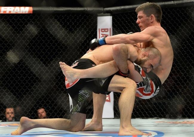 Omari Akhmedov (bermuda preta e luvas vermelhas) venceu Matts Nilsson por deciso unnime