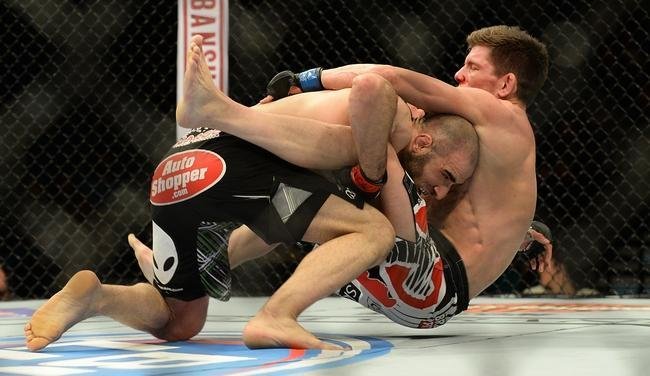 Omari Akhmedov (bermuda preta e luvas vermelhas) venceu Matts Nilsson por deciso unnime