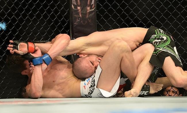 Omari Akhmedov (bermuda preta e luvas vermelhas) venceu Matts Nilsson por deciso unnime