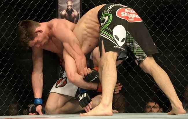 Omari Akhmedov (bermuda preta e luvas vermelhas) venceu Matts Nilsson por deciso unnime