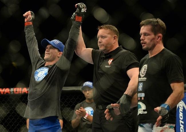 Evan Dunham (bermuda azul) venceu Rodrigo Damm por deciso unnime