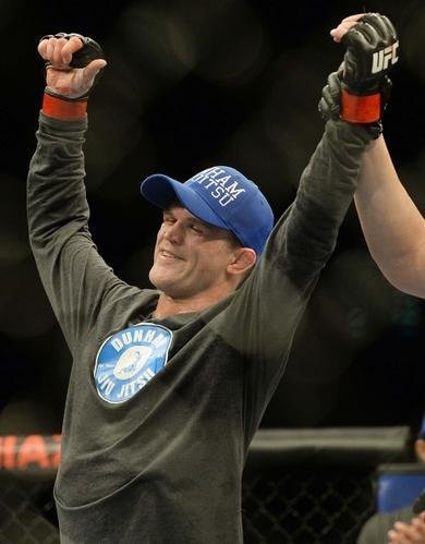 Evan Dunham (bermuda azul) venceu Rodrigo Damm por deciso unnime