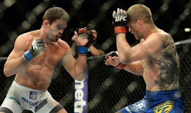 Evan Dunham (bermuda azul) venceu Rodrigo Damm por deciso unnime