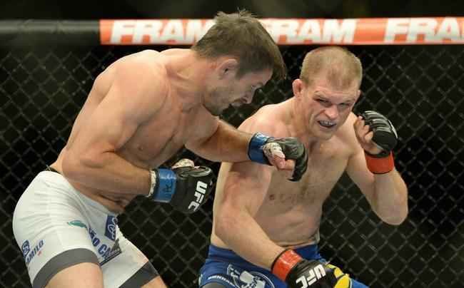 Evan Dunham (bermuda azul) venceu Rodrigo Damm por deciso unnime