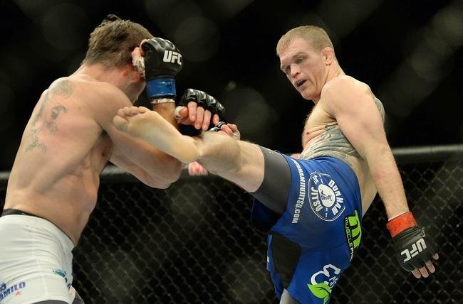 Evan Dunham (bermuda azul) venceu Rodrigo Damm por deciso unnime