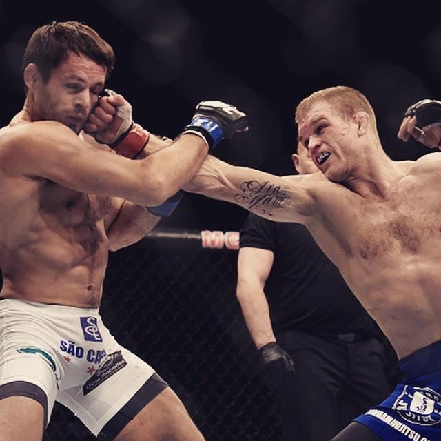 Evan Dunham (bermuda azul) venceu Rodrigo Damm por deciso unnime