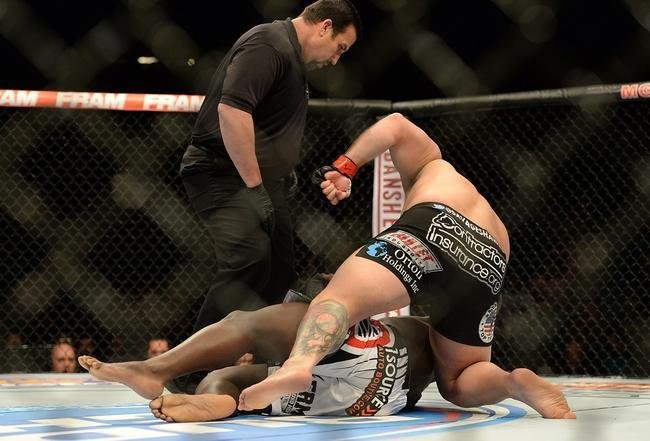 Shaw Jordan (bermuda preta e luvas vermelhas) venceu Jared Cannonier por nocaute no primeiro round