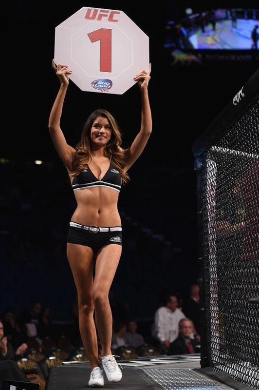 No detalhe, a octagon girl Vanessa Hanson