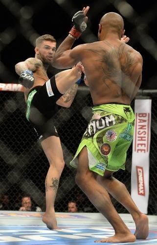 Cody Garbrandt (bermuda preta) venceu Marcus Brimage por nocaute no terceiro round