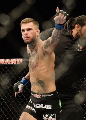 Cody Garbrandt (bermuda preta) venceu Marcus Brimage por nocaute no terceiro round