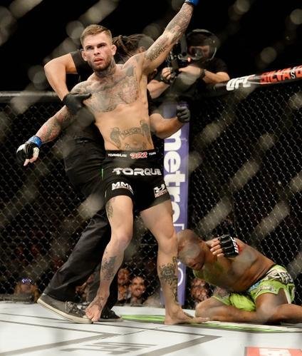 Cody Garbrandt (bermuda preta) venceu Marcus Brimage por nocaute no terceiro round