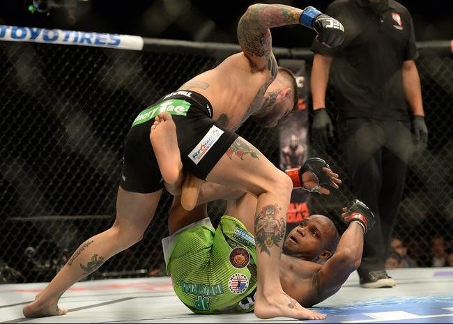 Cody Garbrandt (bermuda preta) venceu Marcus Brimage por nocaute no terceiro round