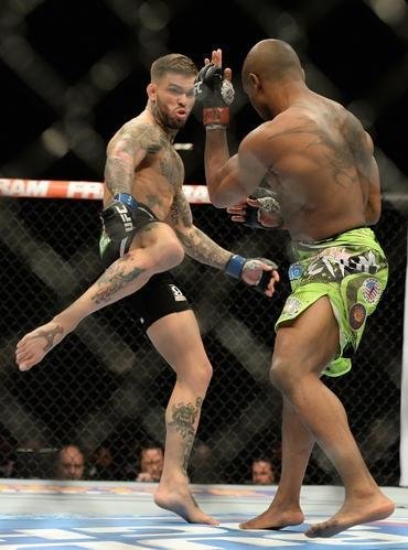 Cody Garbrandt (bermuda preta) venceu Marcus Brimage por nocaute no terceiro round