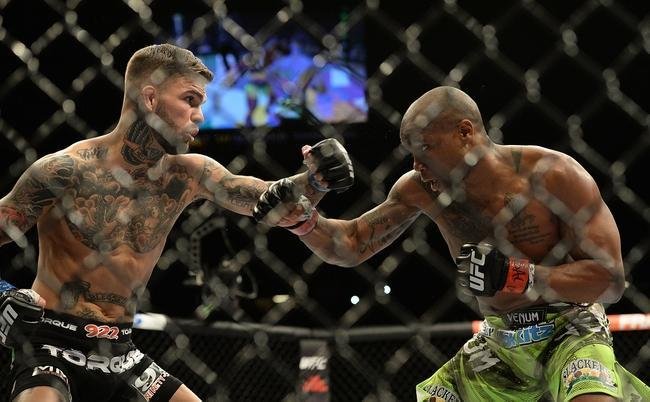 Cody Garbrandt (bermuda preta) venceu Marcus Brimage por nocaute no terceiro round