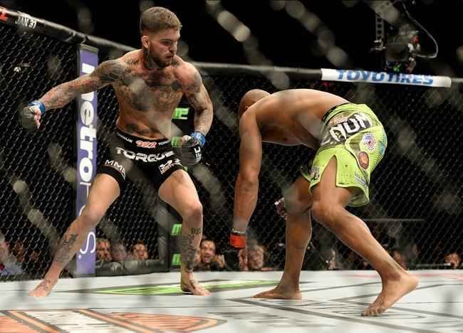 Cody Garbrandt (bermuda preta) venceu Marcus Brimage por nocaute no terceiro round
